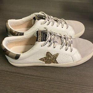 Vintage Havana White with Gold Star and Camouflage Accent Tennis Shoes - Size 10